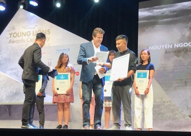 Giáo sư Rick Bennett, Trưởng khoa Truyền thông và Thiết kế RMIT Việt Nam, trao giải cho Minh tại Lễ trao giải Vietnam Young Lions.