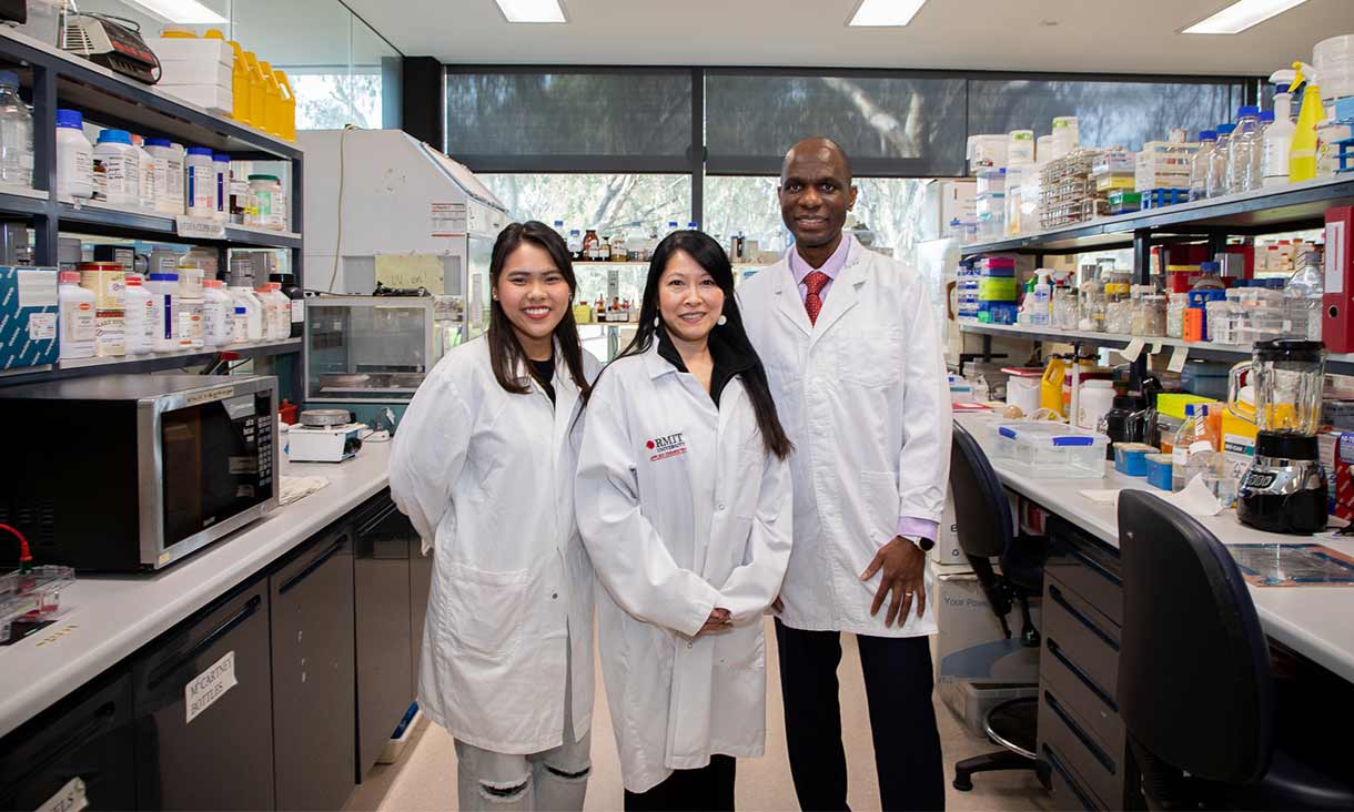 Nhóm nghiên cứu gồm nghiên cứu viên Nattanan (Becky) Chulikavit (bên trái), Phó giáo sư Tiên Huỳnh (ở giữa) và Phó giáo sư Everson Kandare (bên phải) trong phòng thí nghiệm RMIT.