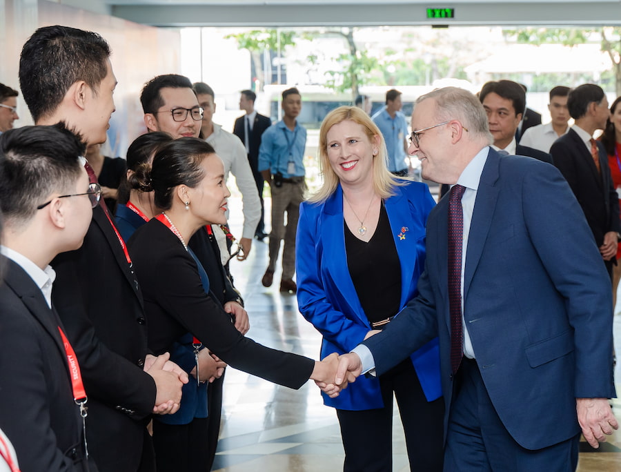 Sinh viên và cựu sinh viên RMIT chào đón Thủ tướng Australia đến thăm cơ sở Hà Nội của Đại học RMIT vào ngày 3/6/2023.