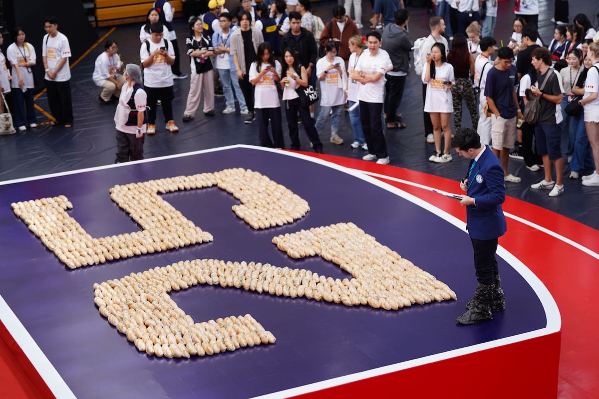 A record-breaking 631 loaves of Vietnamese banh mi arranged in the shape of “25” (Photo: RMIT)