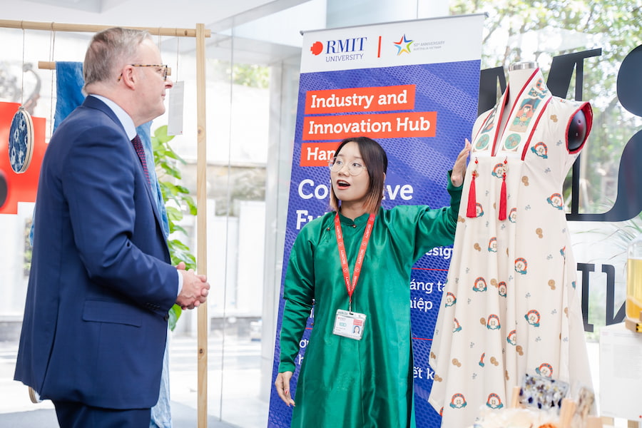 Sinh viên RMIT Trần Thanh Vân giới thiệu tác phẩm của mình với Thủ tướng Australia tại Trung tâm Kết nối doanh nghiệp và Đổi mới sáng tạo RMIT tại Hà Nội.