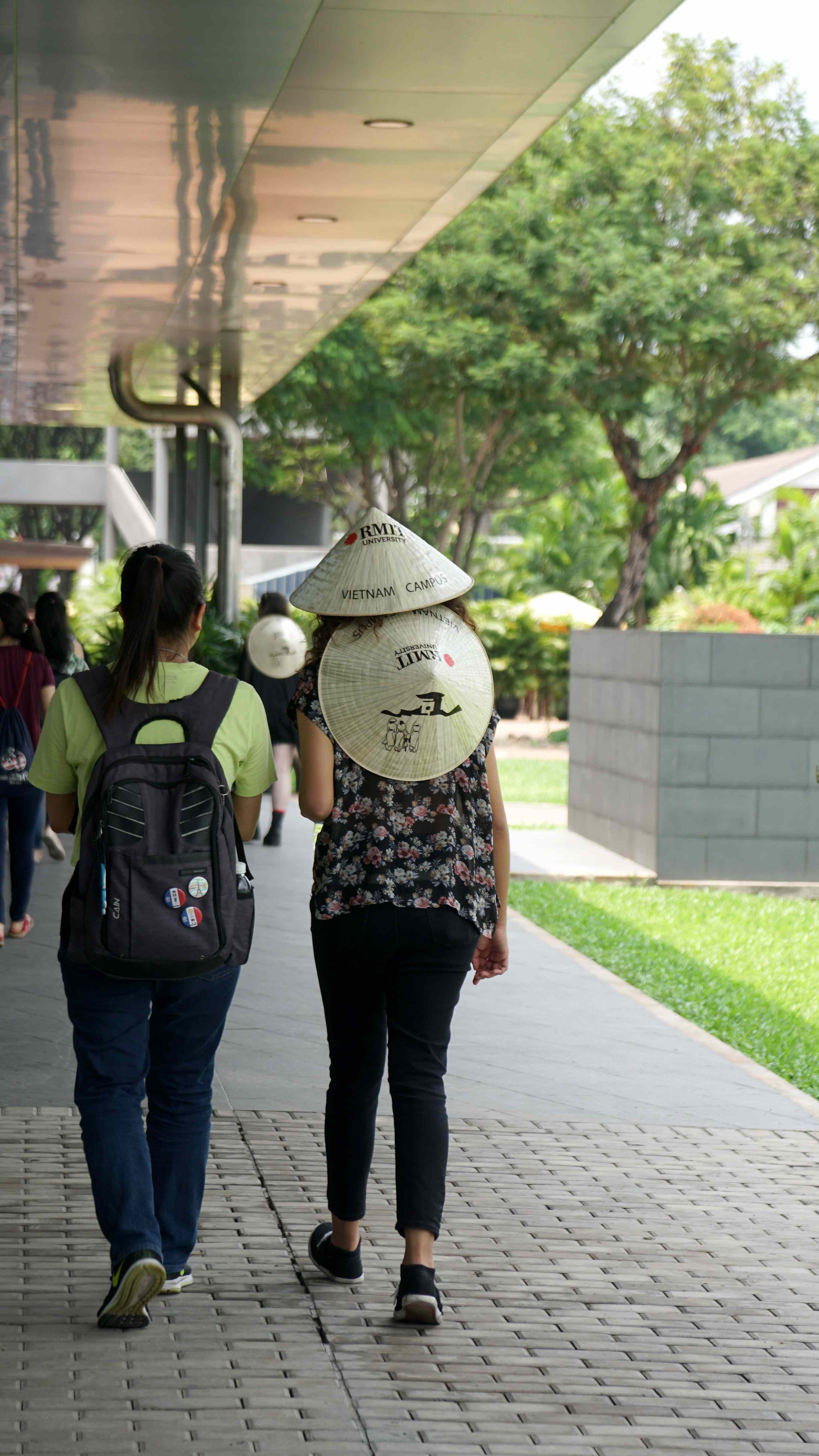 Một sinh viên RMIT Melbourne đội nón lá đi thăm cơ sở Nam Sài Gòn, Đại học RMIT Việt Nam.