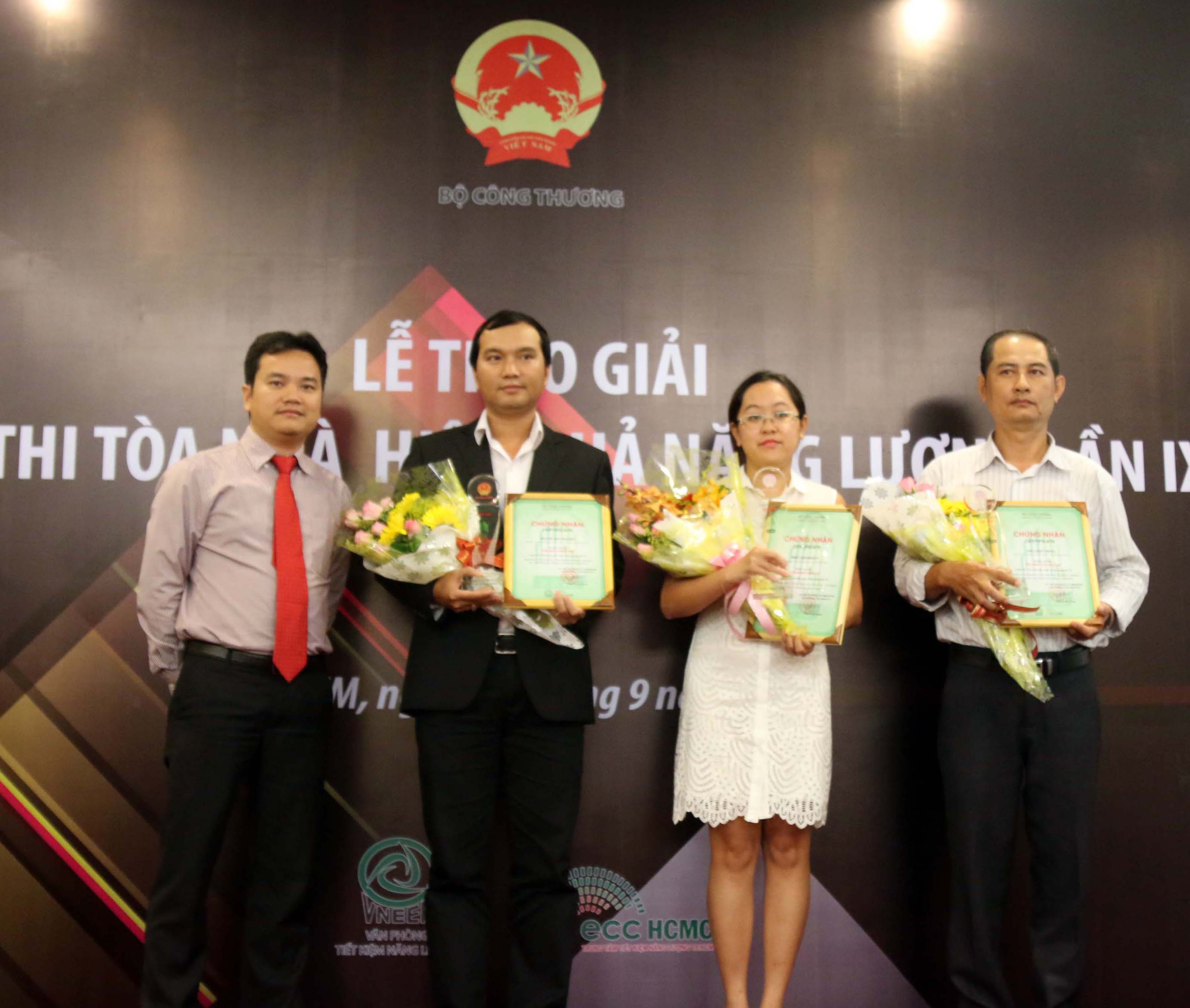 RMIT Vietnam's Contract Services Manager Nguyen Ngoc Bao Tran (middle) accepts the award at the 9th Energy Efficiency Building Awards.