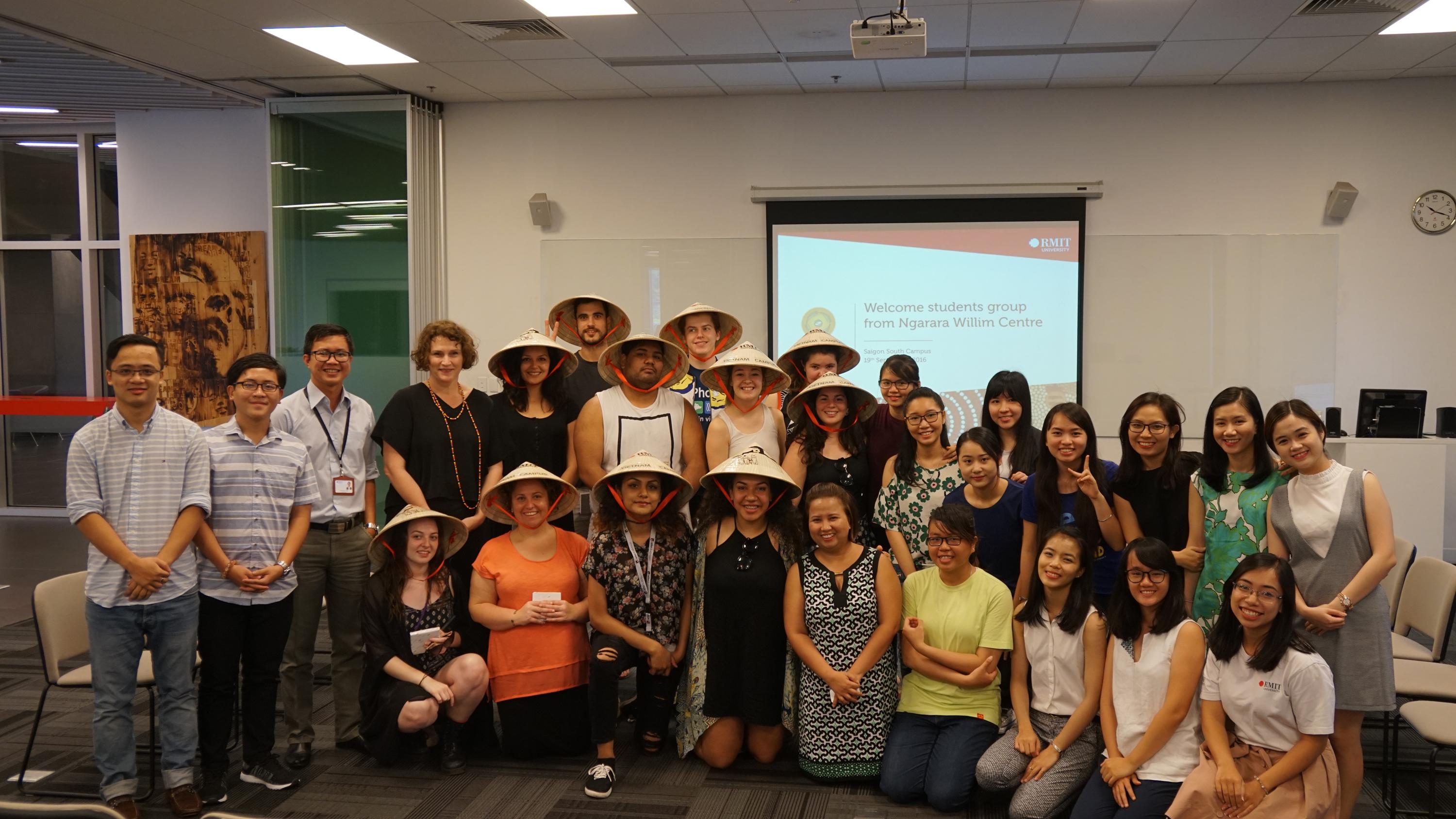 Sinh viên RMIT Việt Nam và Melbourne chụp hình kỷ niệm cùng nhau.