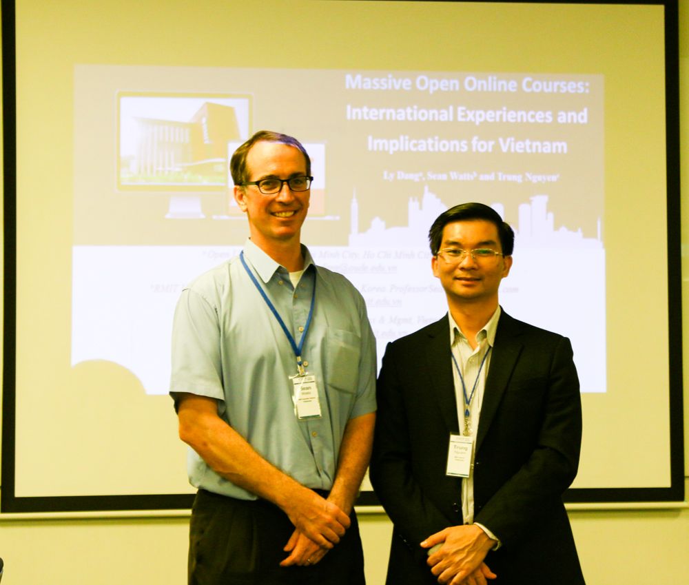 Giảng viên Khoa Kinh doanh & Quản trị (RMIT Việt Nam) Sean Watts (trái) và Trưởng bộ phận Kinh doanh Quốc tế Nguyễn Quang Trung tại Hội thảo InSite