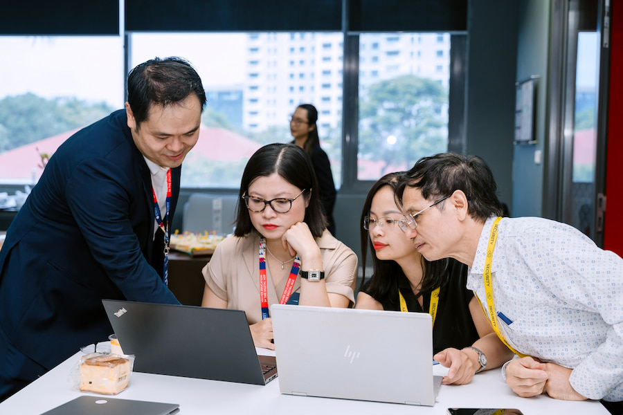 Associate Professor Seng Kiat Kok (far left) with workshop participants 