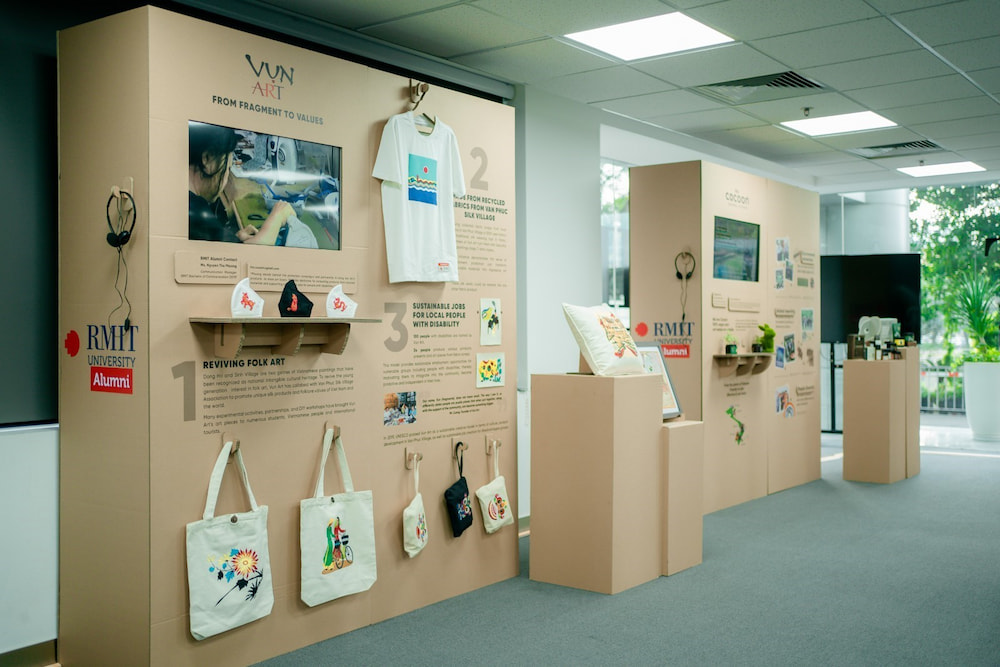 Showcase booths made of cardboard