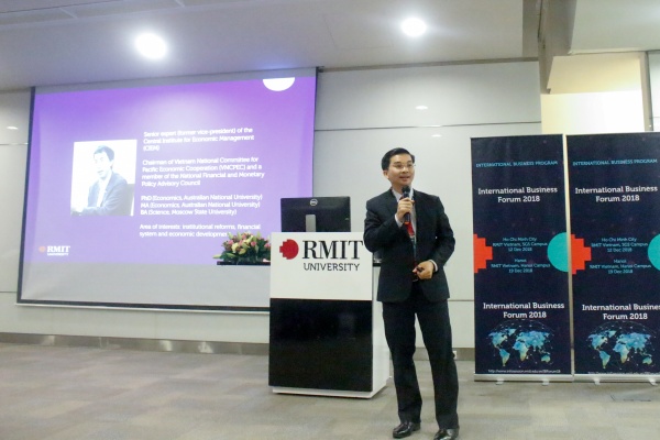Tiến sĩ Nguyễn Quang Trung phác thảo cho người dự khán thấy một số bài học từ các “con hổ kinh tế” châu Á, đồng thời chỉ ra những rào cản chung và các tác nhân tác động lên doanh nghiệp muốn mở rộng thị trường ra nước ngoài.