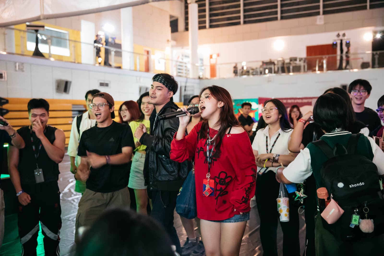 Người tham gia hào hứng hát karaoke tại Light Night. 