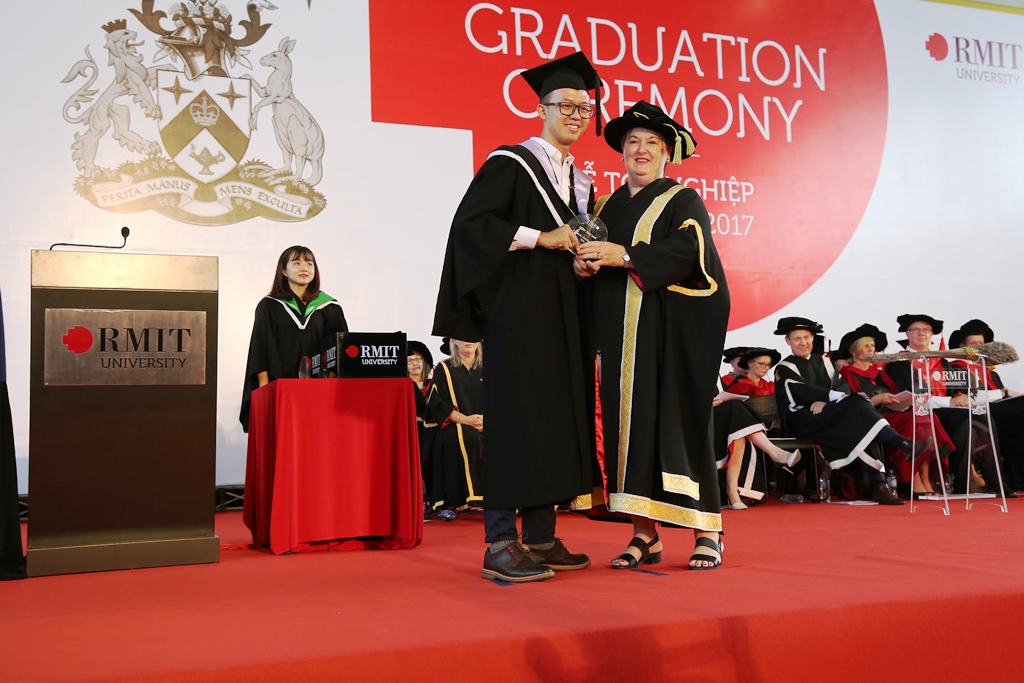 Bachelor of Business (International Business) graduate Mai Duc Hieu received the President’s Award from Ms Janet Latchford.