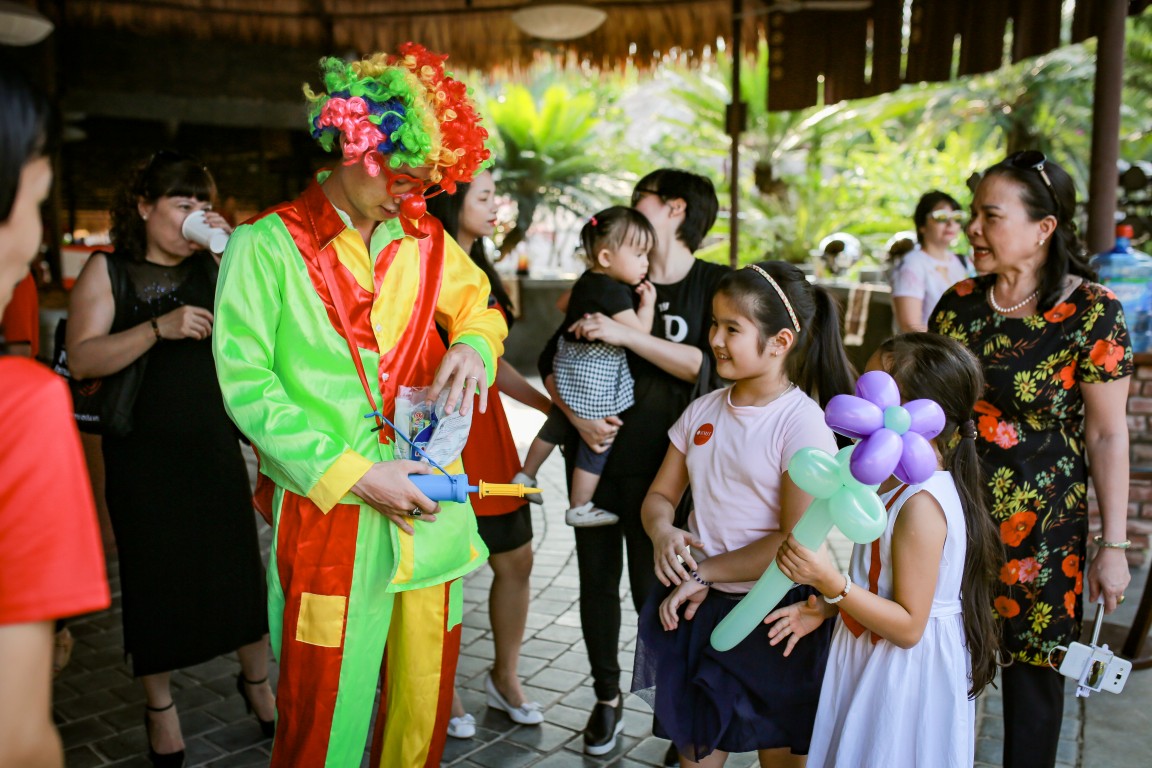 Kids marvel at the creation of balloon art. 