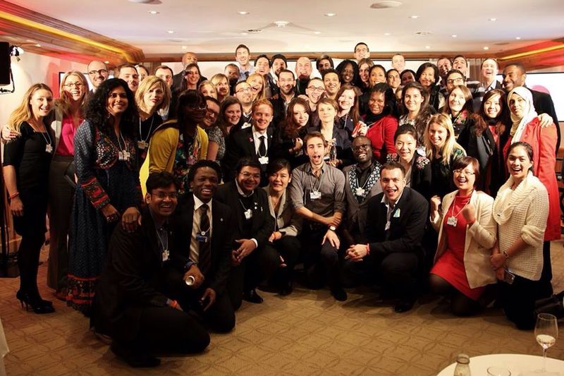 Nguyễn Huyền Châu (hàng ngồi - thứ hai từ bên phải) cùng 50 nhà kiến tạo tại Diễn đàn Kinh tế thế giới diễn ra ở Davos, Thụy Sĩ vào năm 2014.