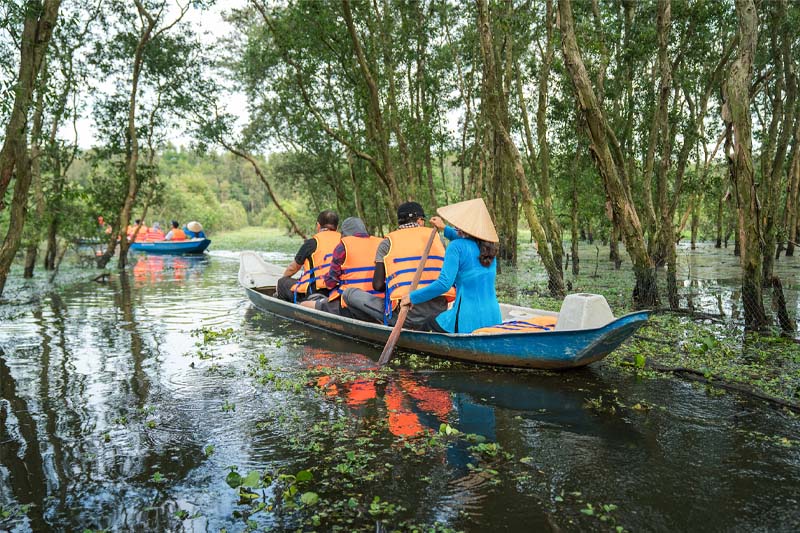 thumb-tourists-in-mekong-delta.jpg