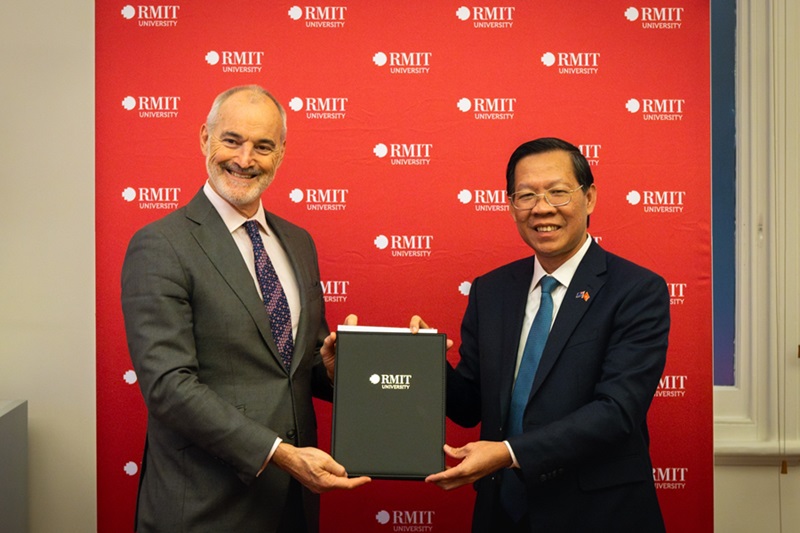 RMIT Vice-Chancellor and President Professor Alec Cameron and Chairman of the Ho Chi Minh City People’s Committee Mr Phan Van Mai.