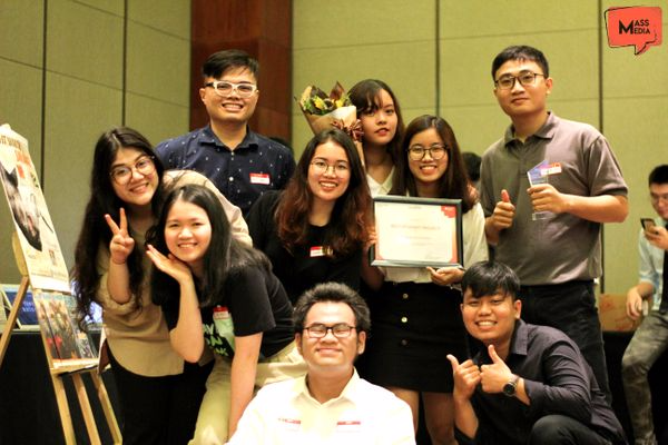 Thành viên nhóm Tiny Rhinos được lãnh đạo doanh nghiệp tại Đêm Giao lưu kết nối và Triển lãm sinh viên trao giải Dự án Sinh viên tốt nhất 2019.