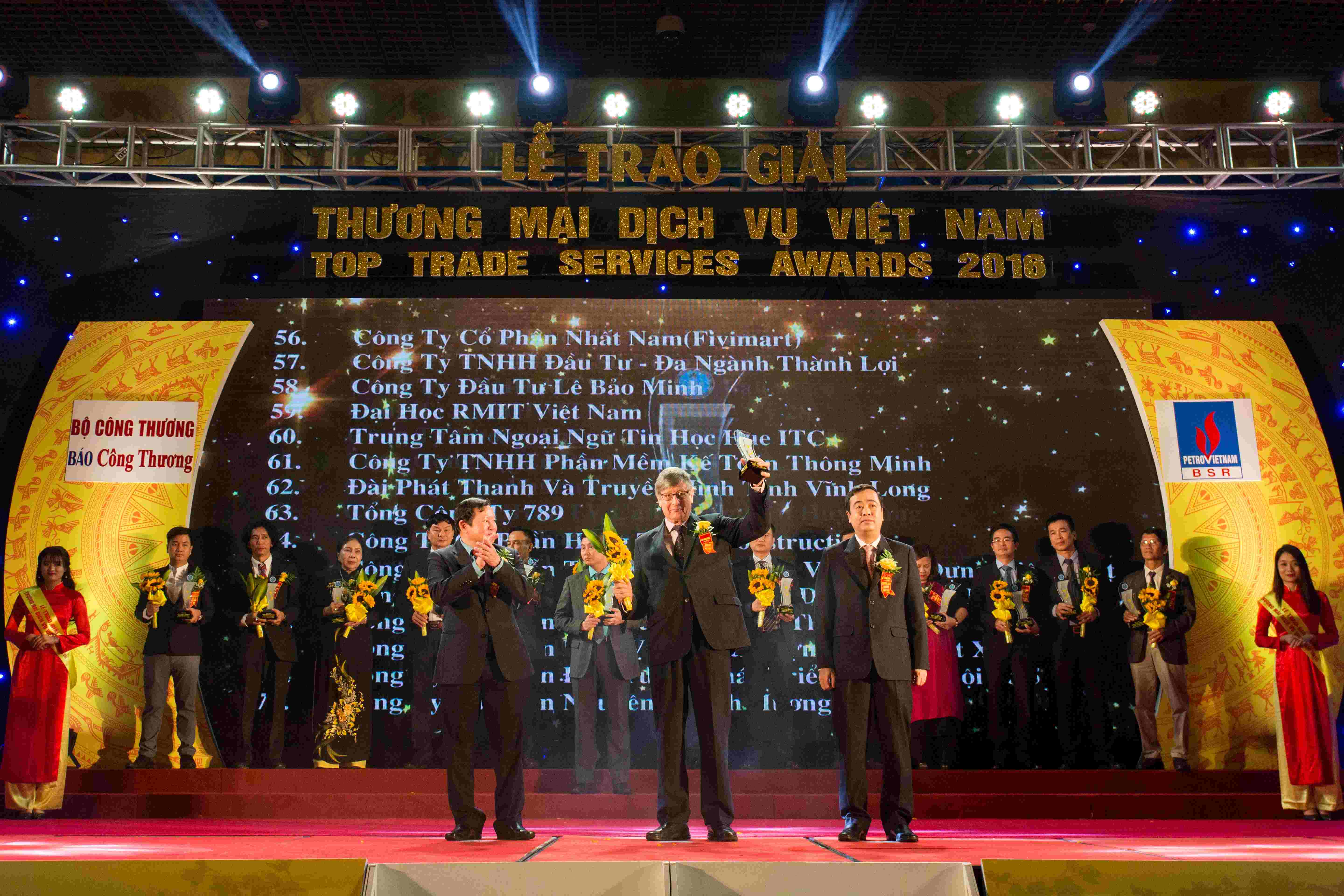Mr Ngo Dong Hai (right), Alternative Member of Party Central Committee, Deputy Head of the Party Central Committee's Economic Commission and Mr Nguyen Huu Quy (left), Chief Editor of Industry and Trade newspaper presented the award to RMIT Vietnam’s Director of Communications and Events Mr Conrad Ożóg. 