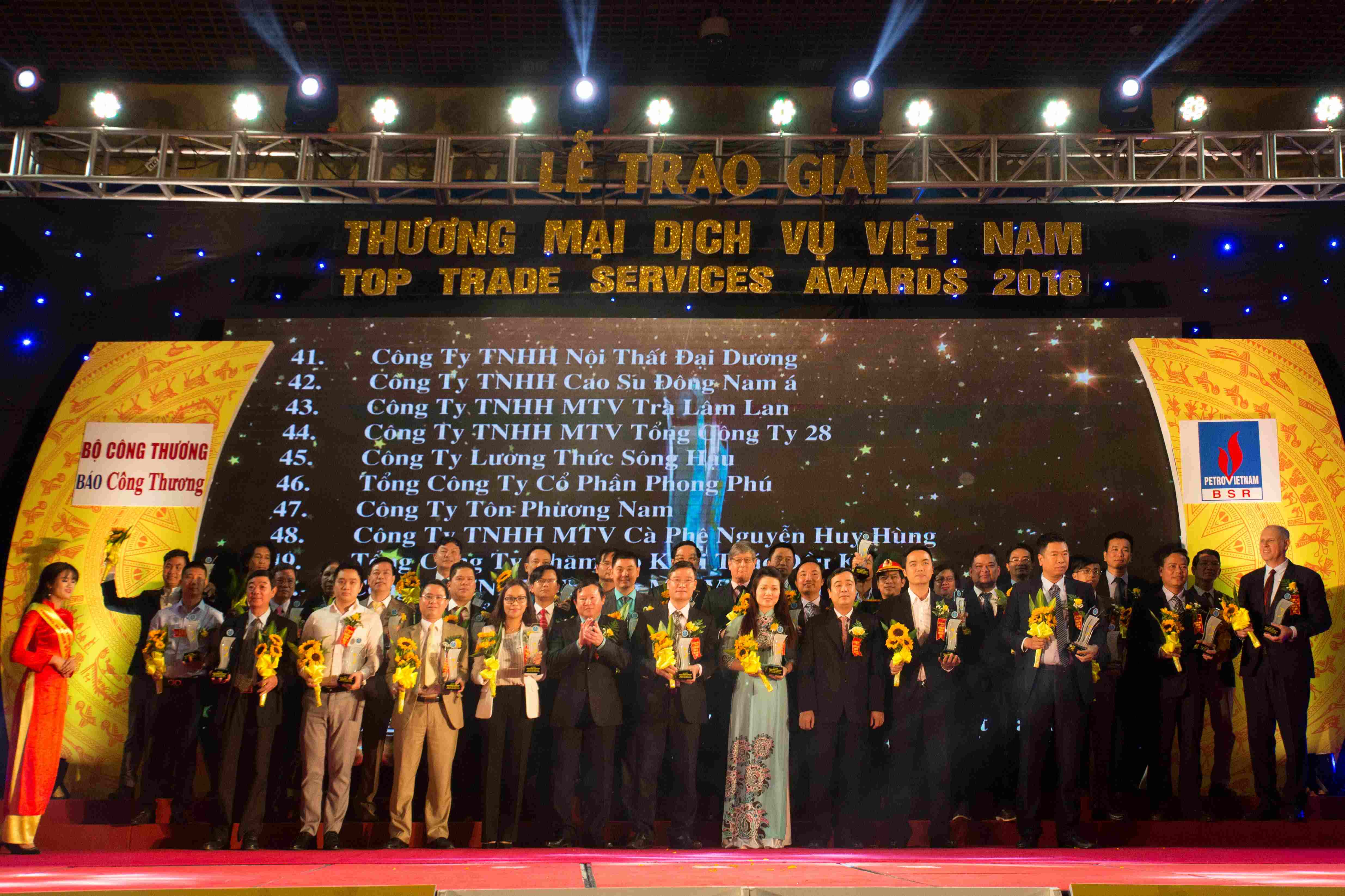 Mr Conrad Ożóg and representatives from award-winning companies gathered for a group photo.