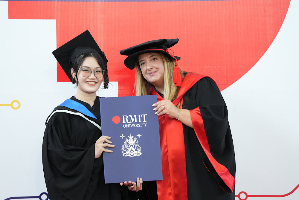 Trần Mạch Sở Hân nhận bằng Kỹ sư (Kỹ thuật phần mềm) tại lễ tốt nghiệp Đại học RMIT năm 2024. (Hình: RMIT)