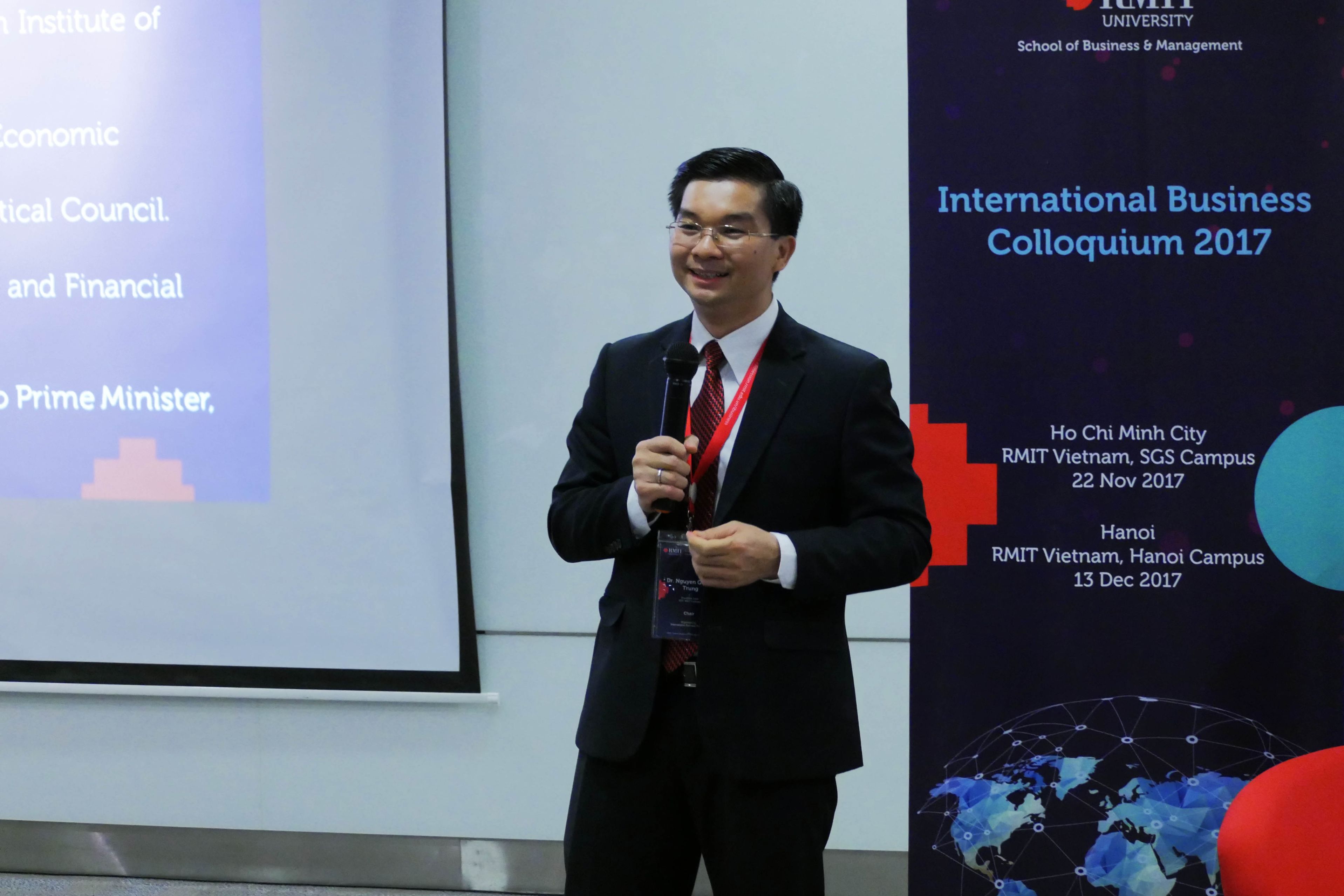 Trưởng Bộ môn Kinh doanh Quốc tế Tiến sĩ Nguyễn Quang Trung trình bày tại hội thảo Môi trường kinh doanh quốc tế tại Việt Nam
