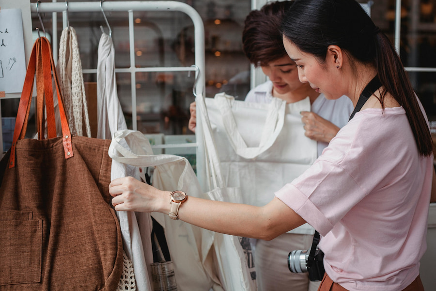 Hai người chọn mua túi vải