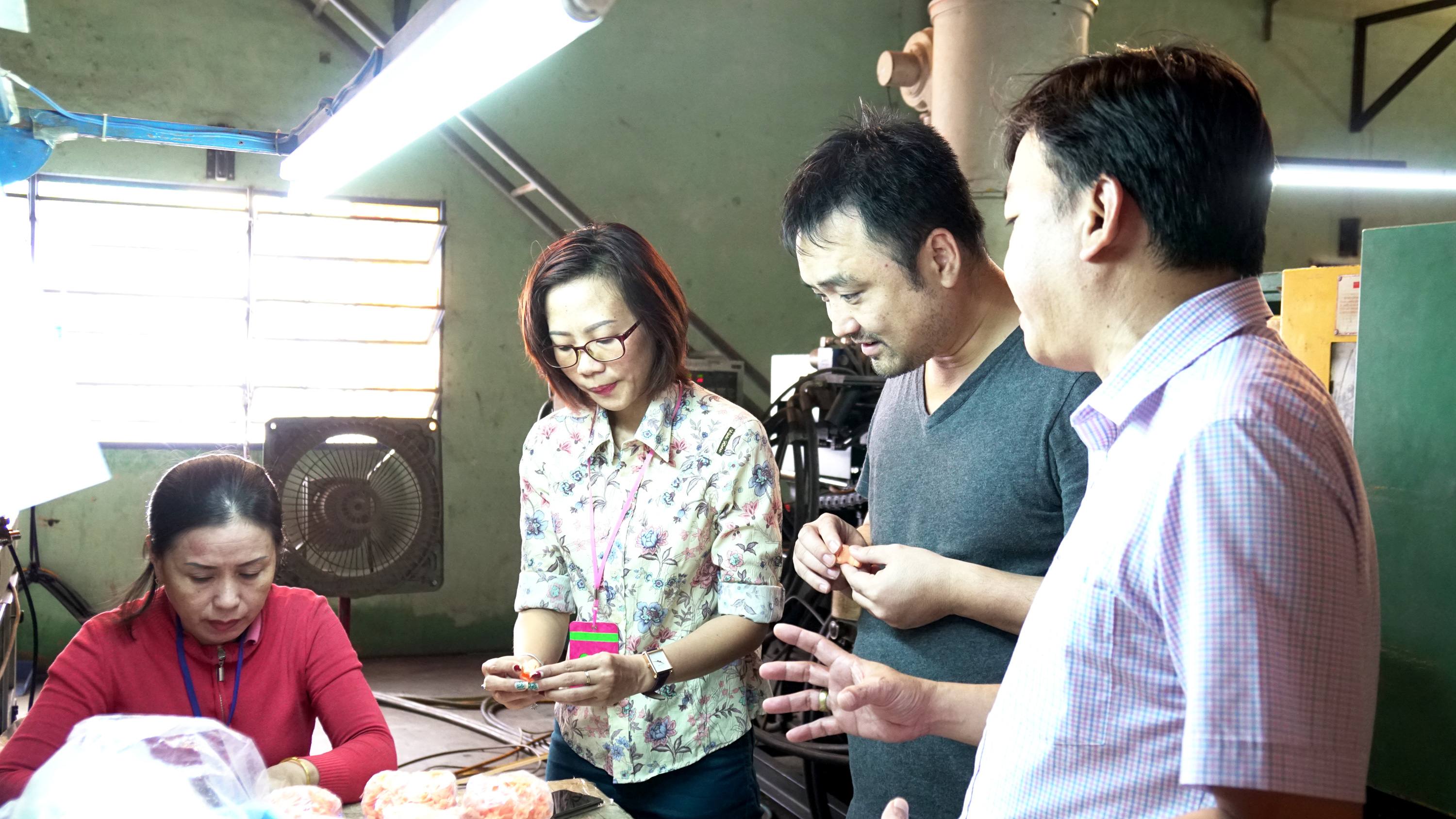 Giảng viên Đại học RMIT Việt Nam - ông Nguyễn Tú (thứ hai từ phải sang) kiểm tra quy trình sản xuất bộ đồ chơi Sơn Tinh – Thủy Tinh.