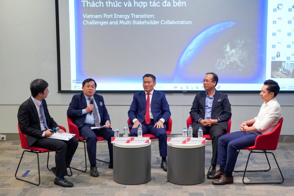 Tiến sĩ Giang phát biểu