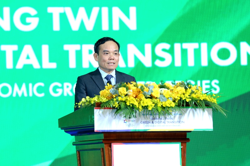 Vietnam Deputy Prime Minister HE Tran Luu Quang delivered a speech at the Vietnam Connect Forum as part of the 2023 Golden Dragon Awards ceremony (Photo: VnEconomy).