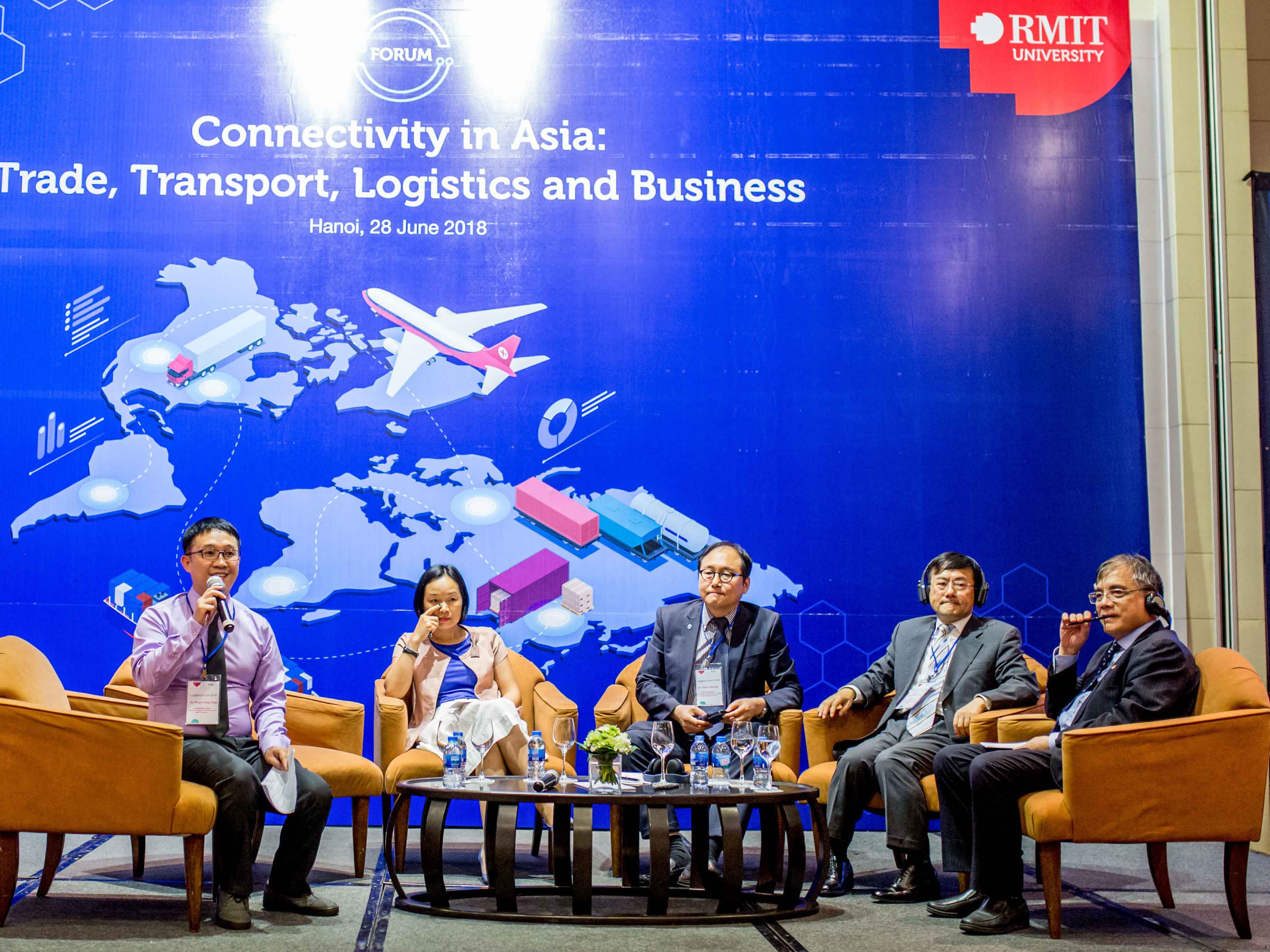 Tiến sĩ Phạm Công Hiệp (trái), Trưởng bộ môn Quản lý chuỗi cung ứng và logistics tại Khoa Quản trị và Kinh doanh RMIT Việt Nam, điều phối phiên thảo luận.