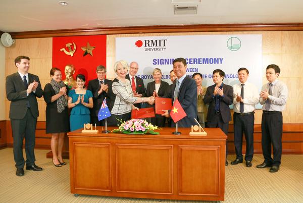 Đại diện Đại học RMIT Việt Nam và Đại học Quốc gia Hà Nội tham dự lễ ký kết Biên bản ghi nhớ vào ngày 21/4/2017.