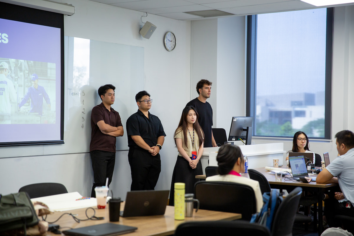 A group of presenters in the class of Sustainable International Business Futures course, MIB program at RMIT Vietnam