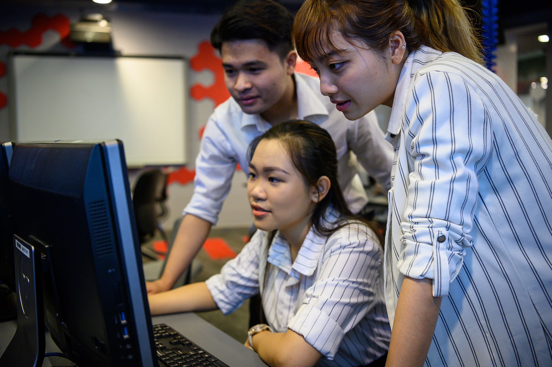 Students with computer 