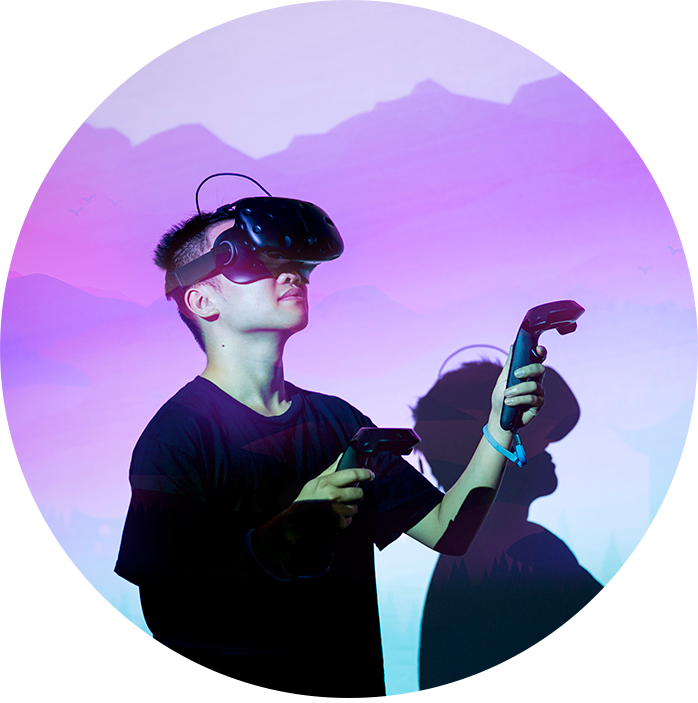rmit-vn-scd-student-with-vr-circle.png