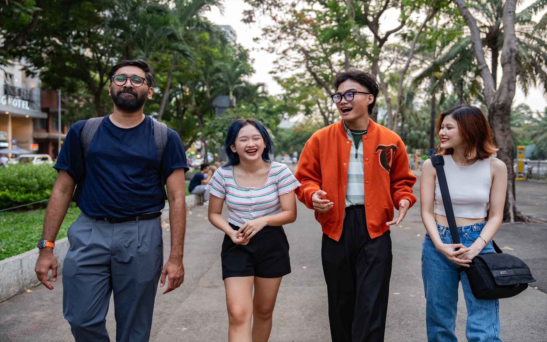 một nhóm học sinh quốc tế và Việt nam đang đi bộ dạo trên đường phố Sài Gòn