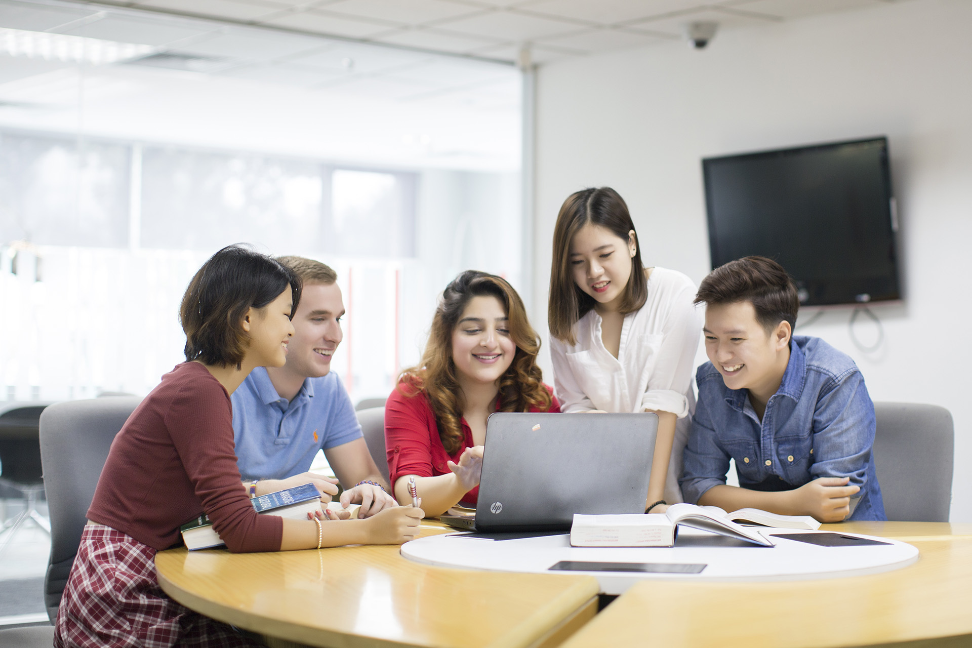 rmit hanoi students teacher discussion 