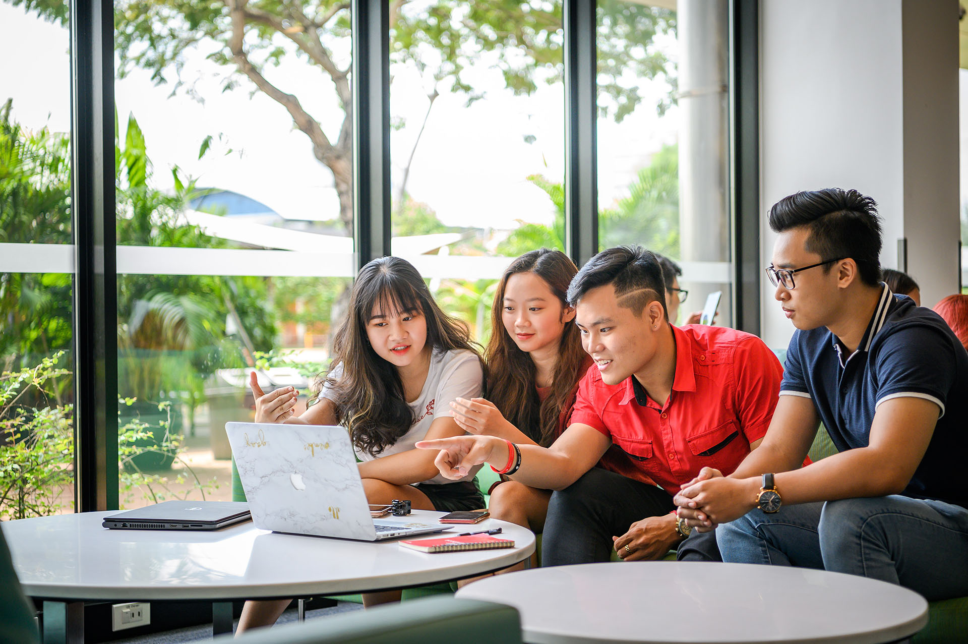 vietnam-ug-group-discussion-indoor-02.jpg