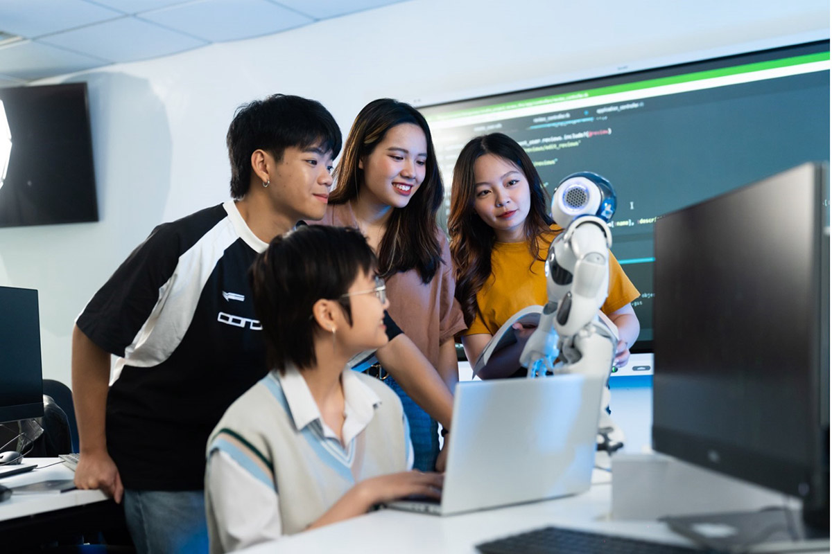 Một nhóm sinh viên đang quan sát Rô-bốt