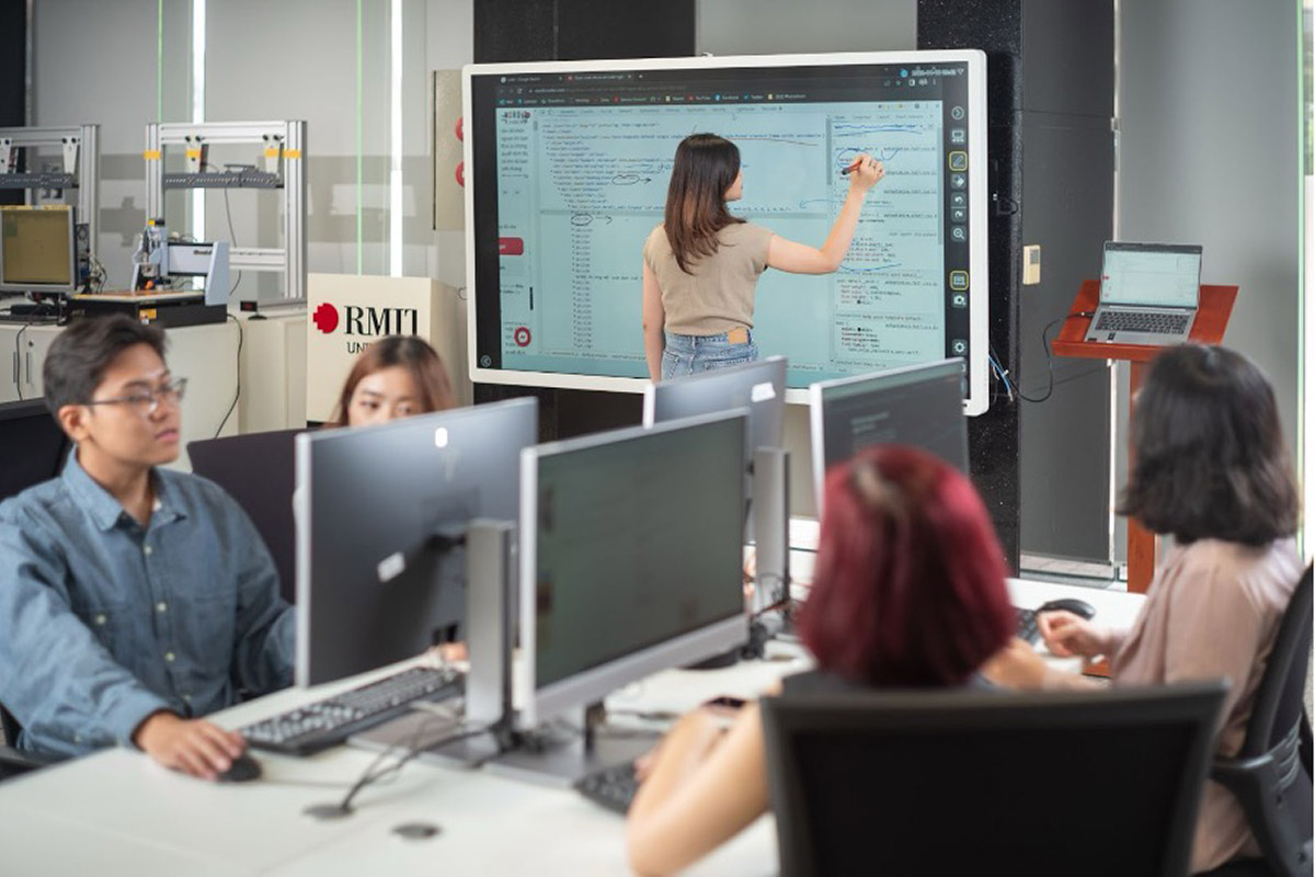 Các sinh viên đang tham gia lớp học công nghệ thông tin trong phòng máy tính