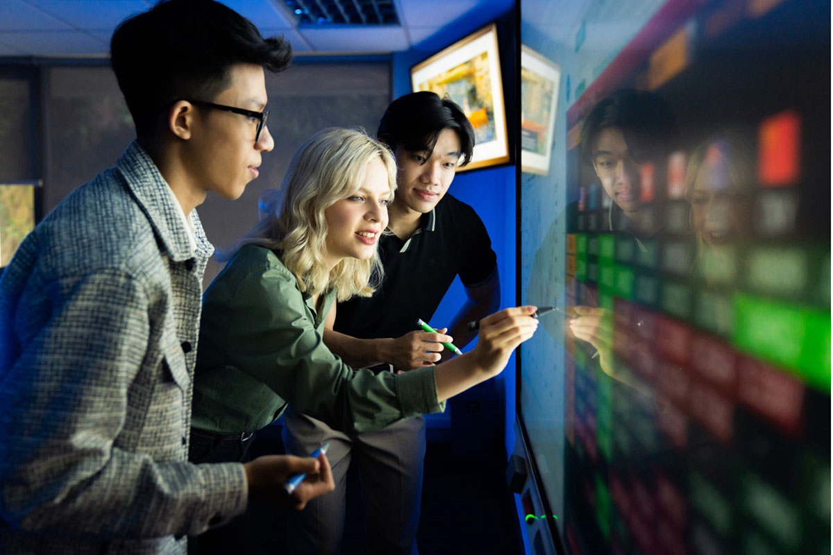 Một nhóm sinh viên đang tương tác với bảng số