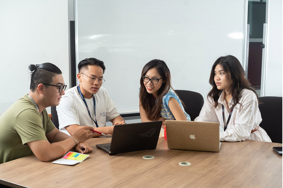 Một nhóm sinh viên đang thảo luận