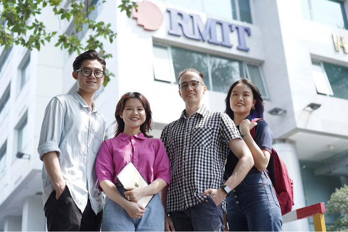 Một nhóm sinh viên đang đứng trước tòa nhà của RMIT