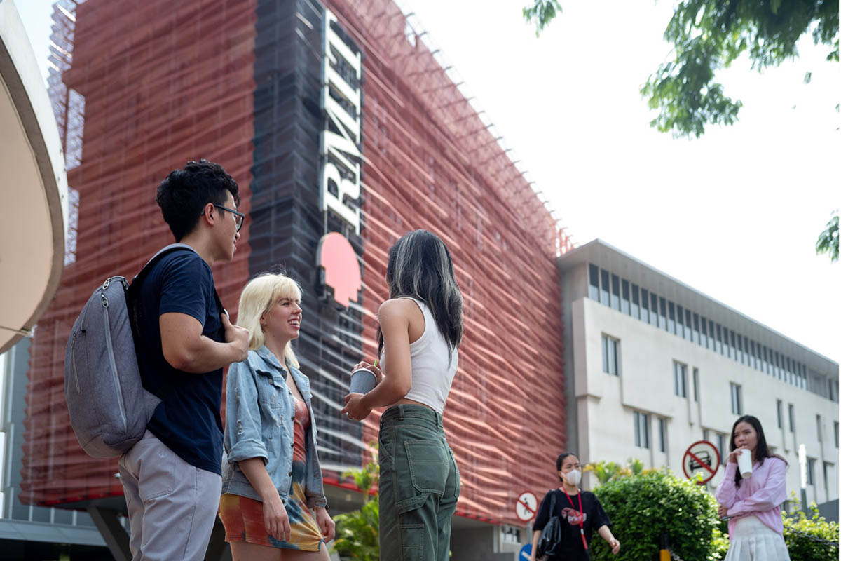 Một nhóm học sinh đang trò chuyện trong khuôn viên trường