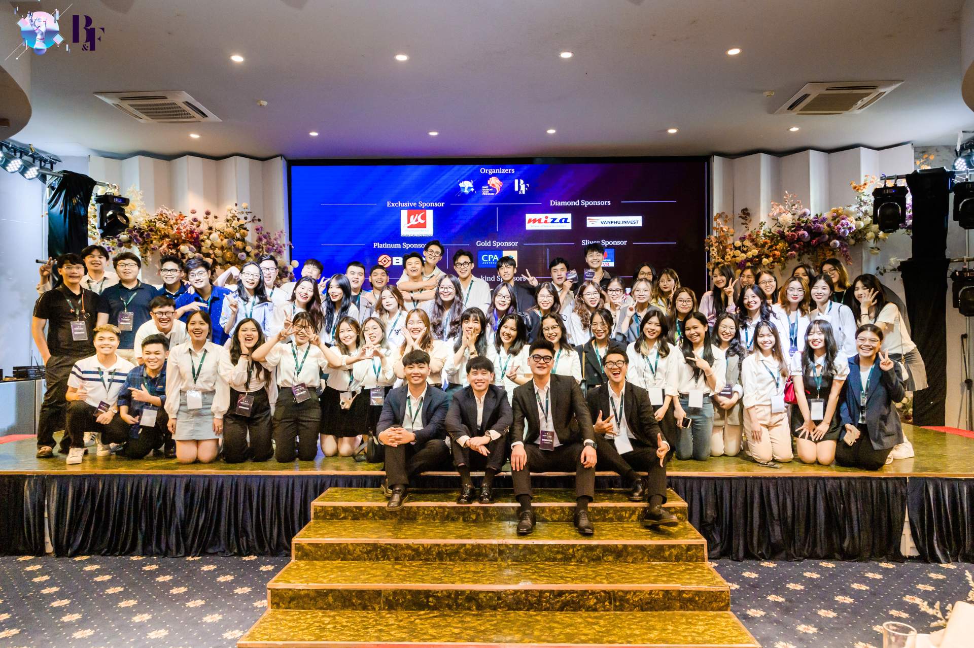 students-in-business-competition-in-hanoi